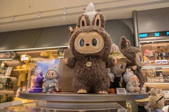 泡玛特想做Z世代的硬通货瓦力棋牌当潮玩遇见卡牌泡(图3)