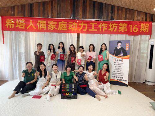 胡满丽为青海学子捐“心灵成长图书馆”瓦力棋牌游戏“阅读”播撒