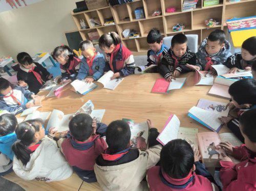 胡满丽为青海学子捐“心灵成长图书馆”瓦力棋牌游戏“阅读”播撒疗愈的种子：(图2)